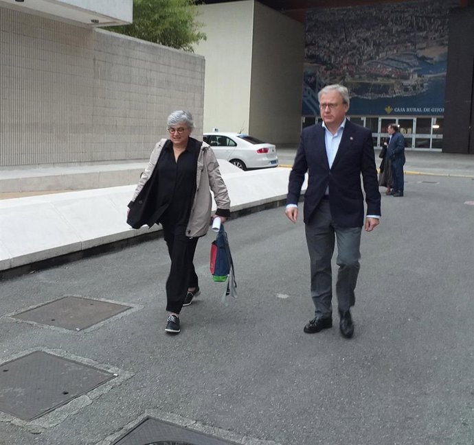 La alcaldesa de Gijón en funciones, Ana González, junto al secretario general de la Cámara de Comercio de Gijón, Álvaro Alonso, antes de inaugurar el Congreso Nacional de Materiales MATCOMP'23, en el recinto ferial gijonés 'Luis Adaro'.
