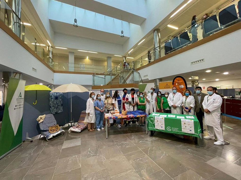 Profesionales, pacientes y asociaciones se suman en el Hospital Clínico a la campaña de prevención del cáncer de piel