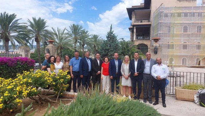 Delegación del Gobierno de Túnez, con la consellera de Asuntos Sociales y Deportes, Fina Santiago, el conseller de Medio Ambiente y Territorio, Miquel Mir, y el director de la UICN, Maher Mahjoub, en su visita a Mallorca.