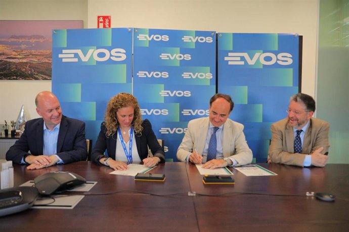 La directora general de Evos Algeciras, Belén Gestoso, y el presidente de la APBA, Gerardo Landaluce, firmando el acuerdo.