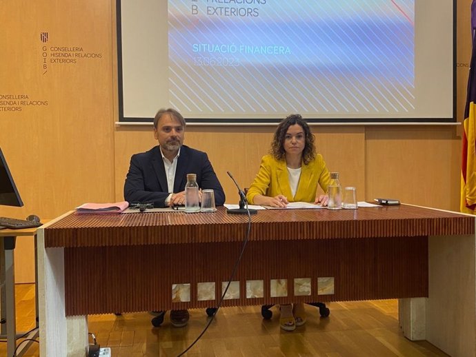 La consellera de Hacienda y Relaciones Exteriores en funciones, Rosario Sánchez, y el director general de Presupuestos, Joan Ignasi Morey.