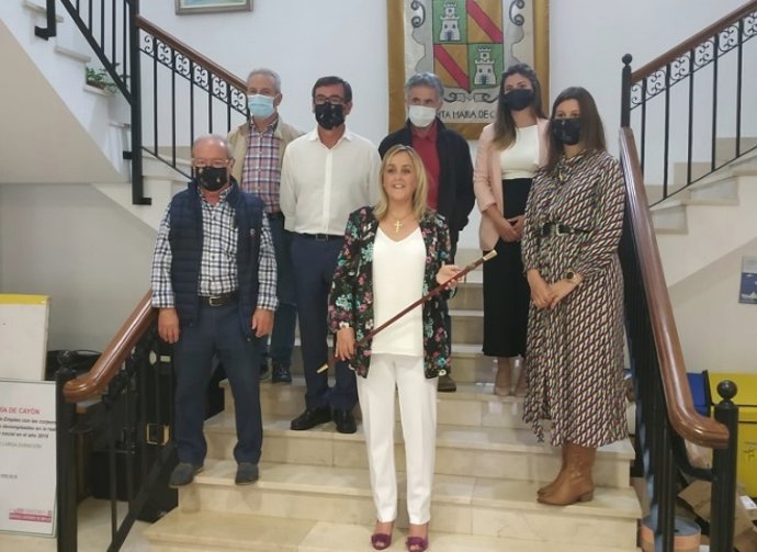 Archivo - Foto de archivo. La alcaldesa de Santa María de Cayón, Pilar del Río (PP), el día que se convirtió en regidora y que ahora lo será con su nuevo partido --Agrupación Independiente de Cayón-- tras un acuerdo con PRC y PSOE para un tripartito