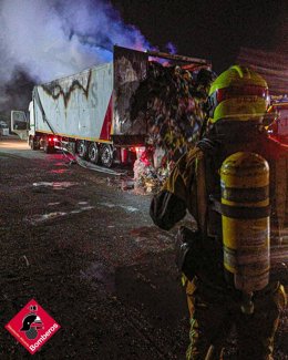 Bomberos extinguen un incendio en un camión de basura de grandes dimensiones en CV-861 en Dolores