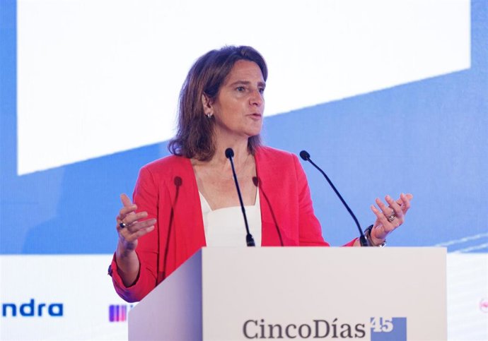 La vicepresidenta tercera del Gobierno y ministra para la Transición Ecológica y el Reto Demográfico, Teresa Ribera, interviene durante un acto central por el 45 aniversario del diario económico Cinco Días, en el Teatro Real, a 13 de junio de 2023, e