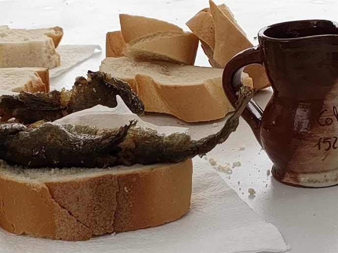 Pez, pan y vino que se reparte en las murallas del Revellín el 11 de junio San Bernabé