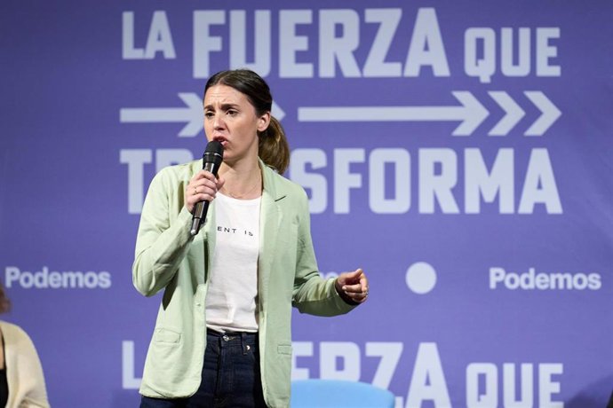 La ministra de Igualdad, Irene Montero, interviene durante un acto de campaña de Podemos-IU