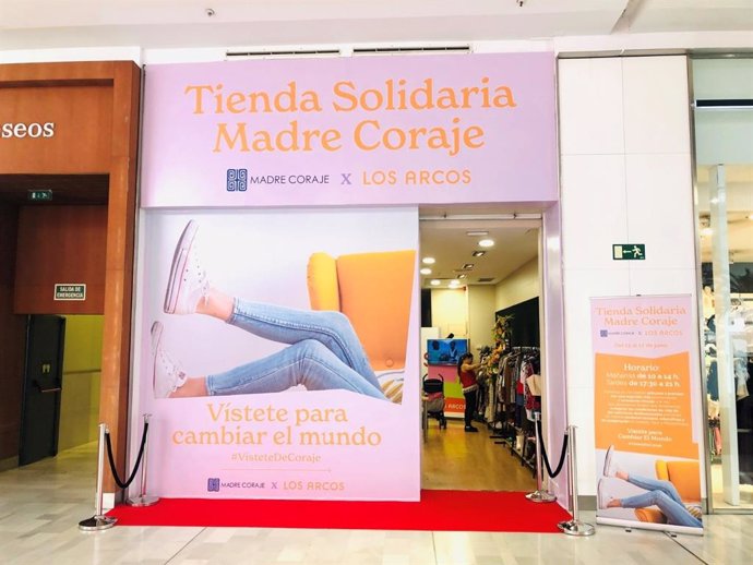 Imagen de la 'tienda itinerante' de Madre Coraje en el centro comercial Los Arcos de Sevilla.