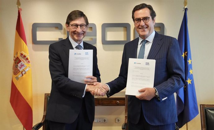 El presidente de CaixaBank, José Ignacio Goirigolzarri, y el presidente de la Confederación Española de Organizaciones Empresariales (CEOE), Antonio Garamendi, firman el acuerdo de colaboración