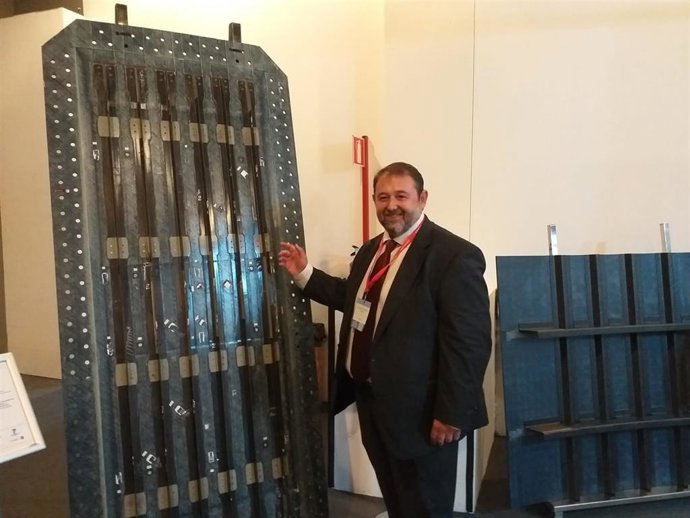 El director general de la Fundación para la Investigación, Desarrollo y Aplicación de los Materiales Compuestos, Ernesto González Durán, muestra un ejemplo de material compuesto para aviones.