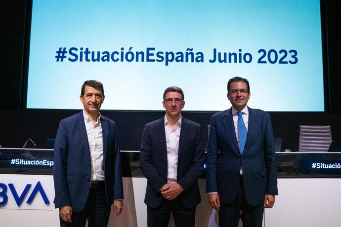 (I-D) El responsable de Análisis Económico de BBVA Research, Rafael Doménech; el director de BBVA Research y economista jefe de Grupo BBVA, Jorge Sicilia, y el economista jefe de BBVA Research para España, Miguel Cardoso.