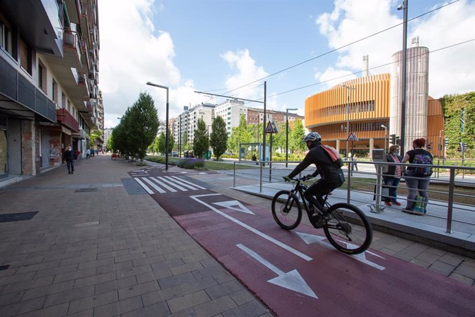 Archivo - Una persona monta en bicicleta por la ciudad