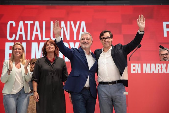 El candidato del PSC-PSOE a la Alcaldía de Barcelona, Jaume Collboni (i) y el líder del PSC, Salvador Illa (d), durante el seguimiento de la jornada electoral en la sede del PSC, a 28 de mayo de 2023, en Barcelona, Cataluña (España). Hoy, 28M, se celebr