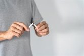 Foto: Investigadores españoles impulsan un tratamiento innovador para dejar el tabaco con terapia y pulseras de actividad