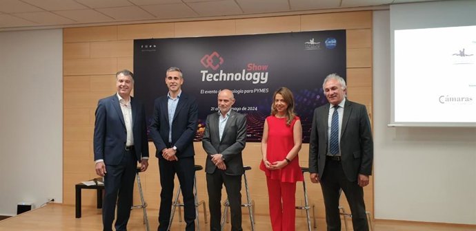 El director general de la Feria de Valladolid, Alberto Alonso; Jordi Carbó, de Carbó Consulting; el presidente de la Feria, Víctor Caramanzana; a secretaria general del Consejo de Cámaras de Comercio de Castilla y León, Marian Hidalgo, este martes