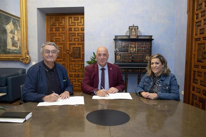 El presidente de la Diputación de Córdoba en funciones, Antonio Ruiz (centro), y el presidente de la Fundación Arquitectura Contemporánea, Pedro García, en la firma del acuerdo.