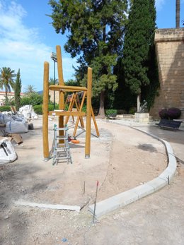Imagen de la zona de juegos infatiles en obras de Dalt Murada
