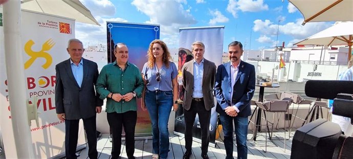 Foto de familia tras la presentación de la iniciativa de la AHS 'TerraZeando, ando', en el Radisson Collection Hotel de la Plaza de la Magdalena.