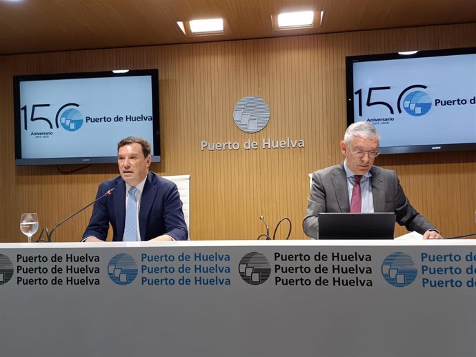 El presidente del Puerto de Huelva, Alberto Santana, y  el director, Ignacio Álvarez-Ossorio.