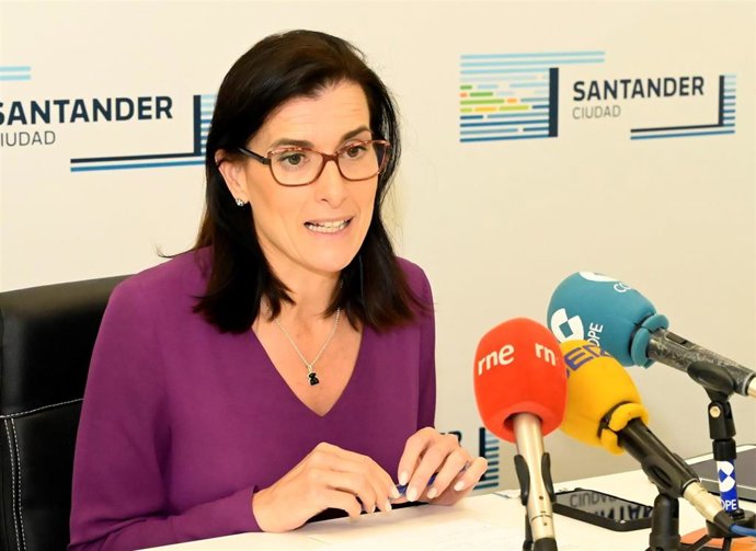 Gema Igual durante la presentación de las actividades de verano de los centros cívicos de Santander.