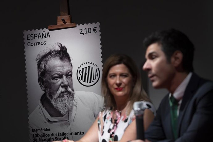 La directora de Correos, Leire Díaz y el presidente del Museo de BBAA de Valencia, Pablo González, durante la presentación del sello dedicado al centenario del fallecimiento del pintor Joaquín Sorolla. 