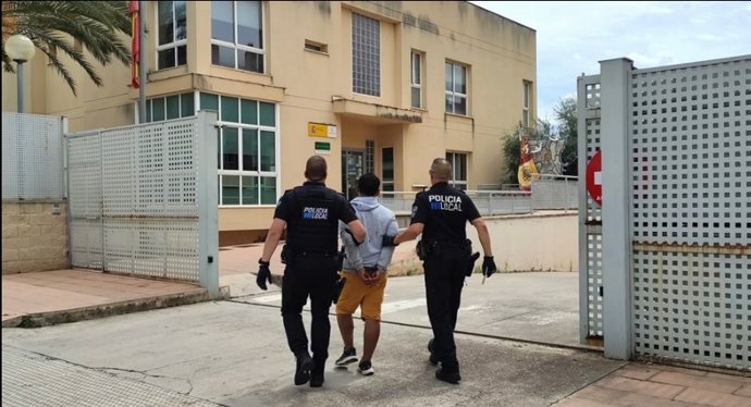 Los agentes de la Policía Local de Inca, conducen al detenido.