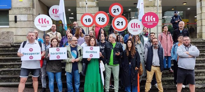 La CIG protesta a las puertas de la EGAP para volver al horario lectivo de 21 horas en ESO y Bachillerato y 25 en Primaria e Infantil