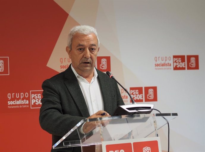 El portavoz parlamentario del PSdeG, Luis Álvarez, en rueda de prensa