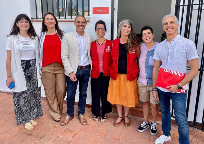 El subdelegado del Gobierno en Cádiz, José Pacheco, visita el Centro Tartessos en Cádiz, donde la Fundación Save the Children realiza un proyecto piloto de empleabilidad