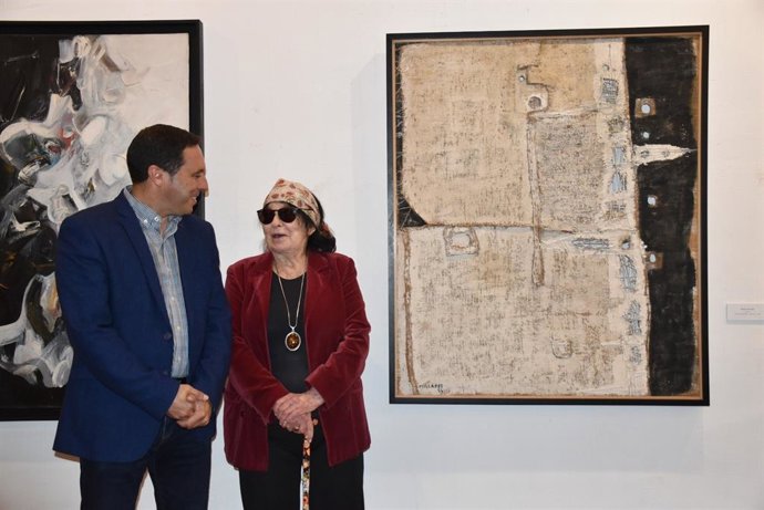 El presidente de la Fundación Antonio Pérez, Álvaro Martínez Chana, junto a la viuda del artista Manuel Millares, Elvireta Escobio