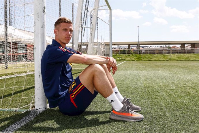 El centrocampista español Dani Olmo posa en la Ciudad del Fútbol de Las Rozas