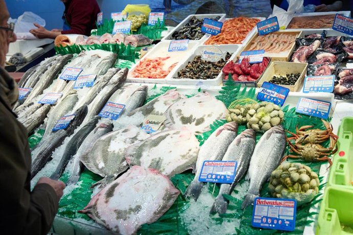 Archivo - Mostrador de una pescadería en el mercado de Prosperidad 