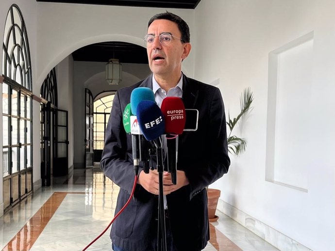 El parlamentario del PSOE-A Mario Jiménez atiende a los medios en el Parlamento andaluz.