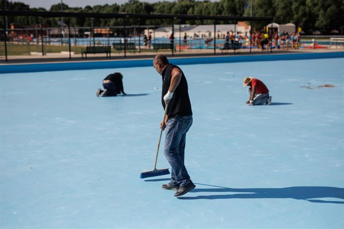 Archivo - Varios técnicos de mantenimiento realizan trabajos de acondicionamiento para la apertura de las piscinas, en la piscina de Puerta de Hierro, a 11 de mayo de 2023, en Madrid (España). 17 de las 23 piscinas gestionadas por el Ayuntamiento y la C