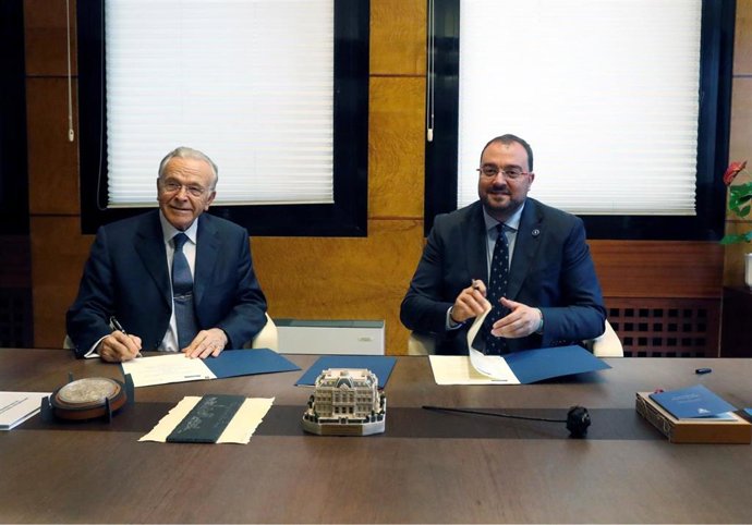El presidente de la Fundación 'la Caixa', Isidro Fainé y el presidente del Principado, Adrián Barbón, firman el convenio de colaboración.