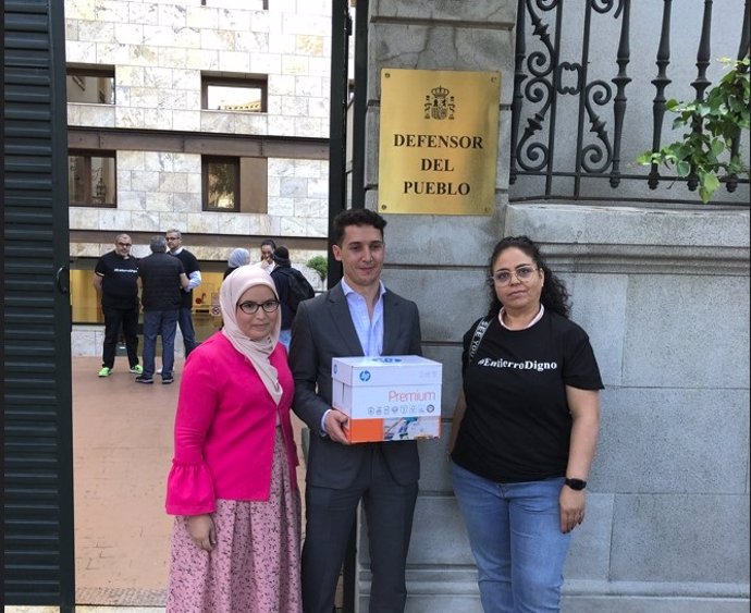 El movimiento 'Por un entierro digno' entrega las quejas ante el Defensor del Pueblo.