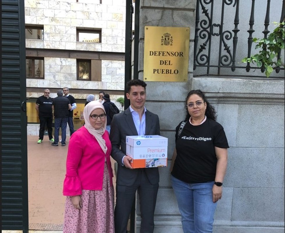El movimiento 'Por un entierro digno' entrega las quejas ante el Defensor del Pueblo.