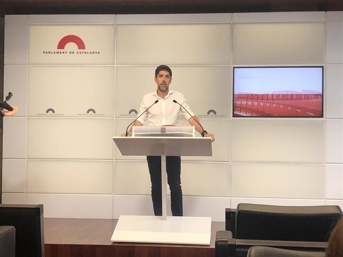 El portavoz de los comuns en el Parlament, David Cid, en una rueda de prensa