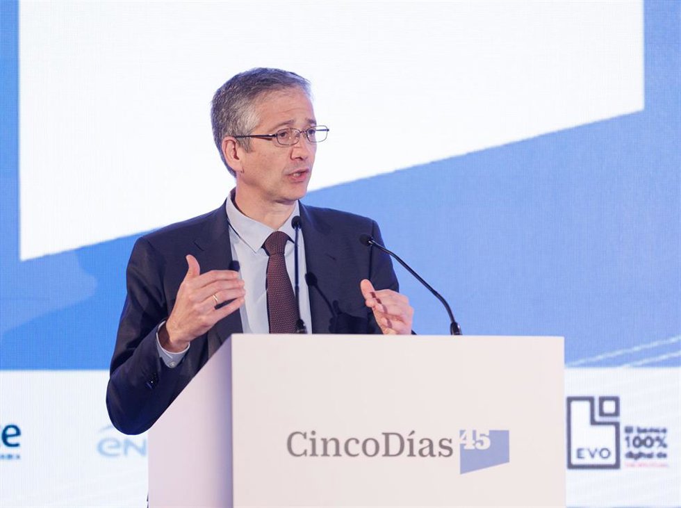 El Gobernador del Banco de España, Pablo Hernández de Cos, interviene durante la segunda jornada de la celebración del 45 aniversario del diario económico Cinco Días, en el Teatro Real, a 13 de junio de 2023, en Madrid (España). La celebración se lle
