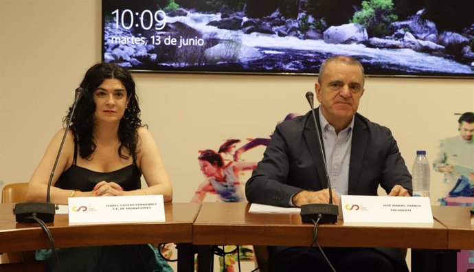 El presidente del CSD, José Manuel Franco, y la secretaria de Estado de Migraciones, Isabel Castro, en la sede del Consejo.