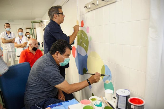 El cómico y presentador catalán Andreu Buenafuente pintando en el Hospital Vall d'Hebron junto a un paciente