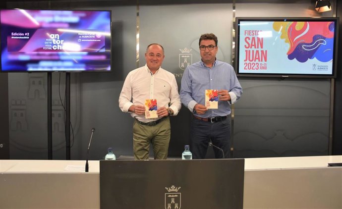 El alcalde en funciones de Albacete, Emilio Sáez, y el concejal de Festejos, Modesto Belinchón