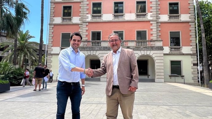 Manu Reyes y Nico Cerpa tras firmar un pacto de gobierno en Castelldefels.