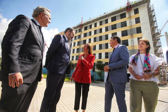 La consejera de Fomento, Rocío Díaz, visita la construcción de viviendas en Huerta de Santa Isabel.