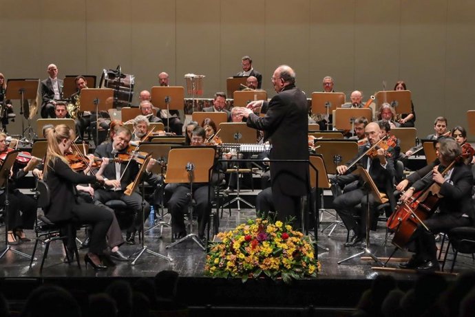 El director titular y artístico de la ROSS, Marc Soustrot, al frente de la Orquesta.