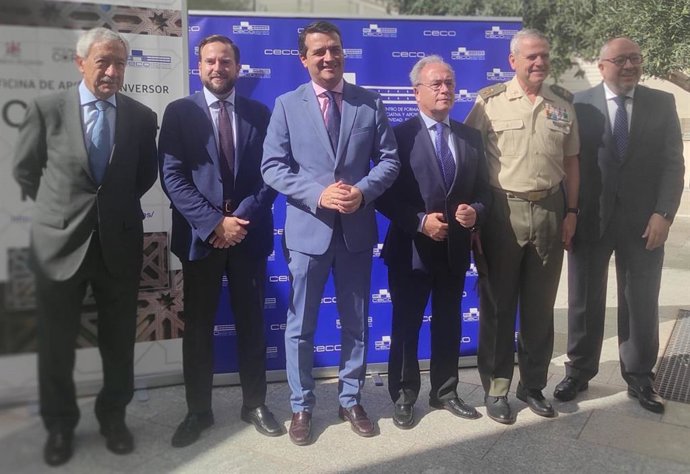Sánchez Revenga (izda.) con Bellido y Díaz (centro) junto a Torralbo (dcha.) y otras autoridades.