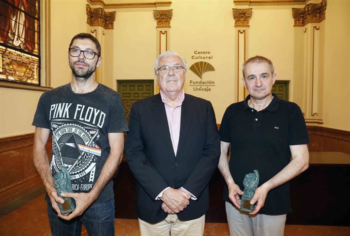 Entrega de los premios Unicaja de Relatos a Javier Izcue y Raúl Clavero por sus obras 'Mujer de pie bajo la lluvia' y 'Ruleta'.