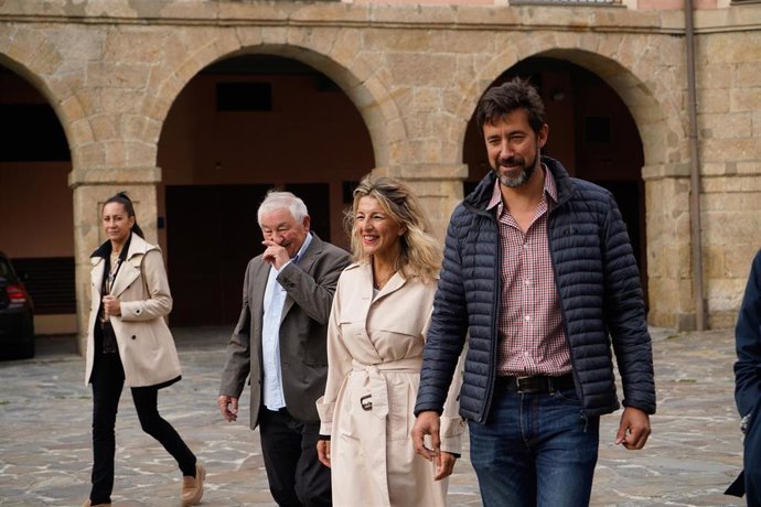 Archivo - La vicepresidenta segunda, Yolanda Díaz, y el portavoz de En Común Galicia, Antón Gómez-Reino (d), a su llegada a un homenaje al exsenador de Podemos José García Buitrón, a 8 de octubre de 2022, en A Coruña, Galicia (España). 