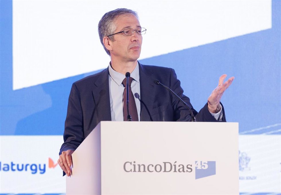 El Gobernador del Banco de España, Pablo Hernández de Cos, interviene durante la segunda jornada de la celebración del 45 aniversario del diario económico Cinco Días, en el Teatro Real, a 13 de junio de 2023, en Madrid (España). La celebración se lle