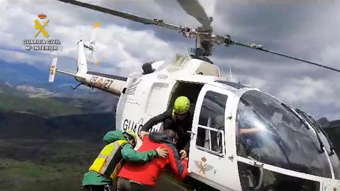 Imagen del rescate de un montañero en el Cuchillón