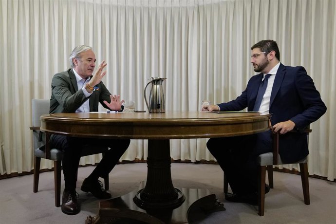 Los candidatos del PP y VOX a la Presidencia del Gobierno de Aragón, Jorge Azcón (i) y Alejandro Nolasco (d), respectivamente, mantienen una reunión en la sala del Torreón del Palacio de la Aljafería, a 13 de junio de 2023, en Zaragoza